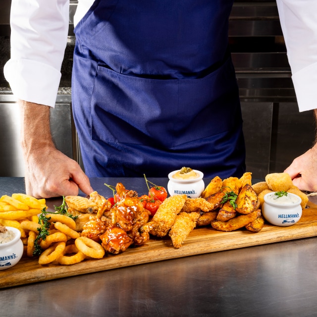 Deska finger foods – sos czosnkowy / sos jalapeño / sos tuńczykowy Deska finger foods – sos czosnkowy / sos jalapeño / sos tuńczykowy